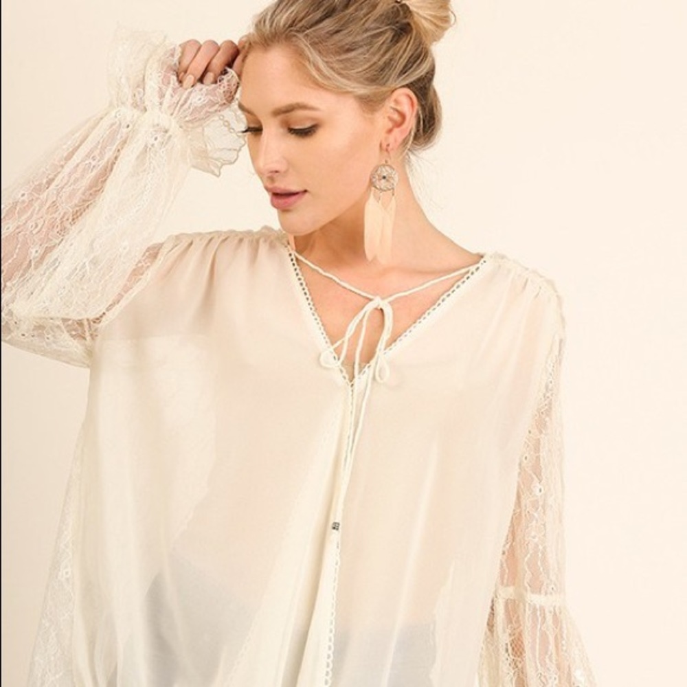 BLOUSON LACE BACK TOP